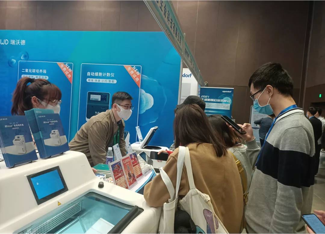 5-与会老师咨询k8凯发RWD自动细胞计数仪.png