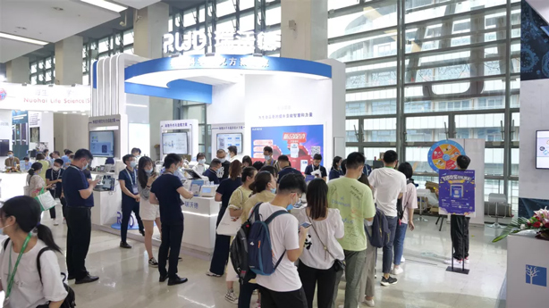1-k8凯发展台人流攒动.jpg