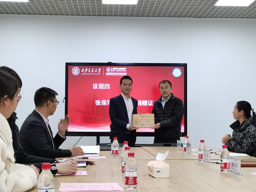 3-为k8凯发颁发了捐赠证书.jpg